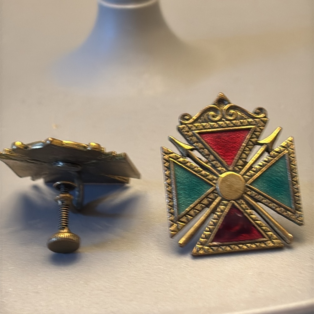 Stunning Vintage Gold tone red/green screw on earrings!!